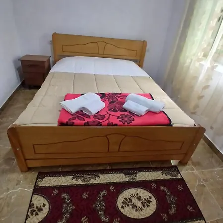 Bujtina Milani Тети